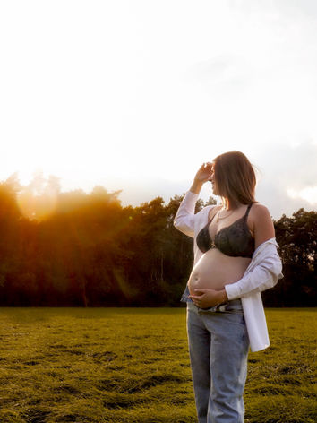 Spontane zwangerschapsshoot in de natuur - Belgisch Limburg