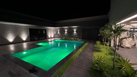 PISCINAS DE CONCRETO
Ter uma piscina em casa é o sonho de muitas pessoas em todo o mundo, a piscina é o espaço perfeito para relaxar e ter momentos de lazer com a famílias e amigos.
Na H2O Piscinas você vai encontrar o que há de melhor e mais moderno em Piscinas de Concreto.
Trabalhamos com os melhores revestimentos do mercado como: Cristal Pool, revestimento em Pedras Vulcânicas, Hijau, Aquamarine, revestimento Portinari e Atlas.