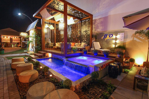 PISCINAS DE CONCRETO
Ter uma piscina em casa é o sonho de muitas pessoas em todo o mundo, a piscina é o espaço perfeito para relaxar e ter momentos de lazer com a famílias e amigos.
Na H2O Piscinas você vai encontrar o que há de melhor e mais moderno em Piscinas de Concreto.
Trabalhamos com os melhores revestimentos do mercado como: Cristal Pool, revestimento em Pedras Vulcânicas, Hijau, Aquamarine, revestimento Portinari e Atlas.