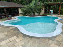 PISCINAS DE CONCRETO
Ter uma piscina em casa é o sonho de muitas pessoas em todo o mundo, a piscina é o espaço perfeito para relaxar e ter momentos de lazer com a famílias e amigos.
Na H2O Piscinas você vai encontrar o que há de melhor e mais moderno em Piscinas de Concreto.
Trabalhamos com os melhores revestimentos do mercado como: Cristal Pool, revestimento em Pedras Vulcânicas, Hijau, Aquamarine, revestimento Portinari e Atlas.