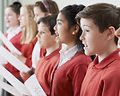 Enfants chantant dans une chorale