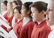 Kinder singen in einem Chor