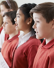 Kinder singen in einem Chor