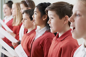 Kinder singen in einem Chor