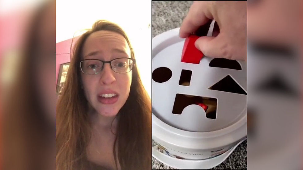 garota reagindo a um brinquedo infantil