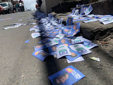 Distribuição de santinhos polui ruas de Salvador