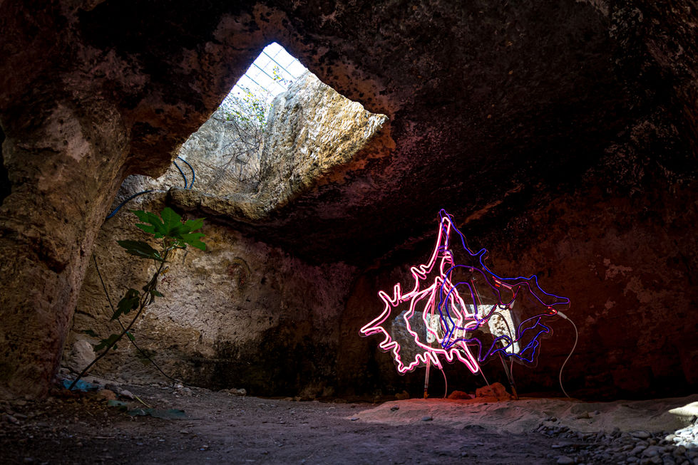 ECO ART - AQUA MEMORIA Marianna Constanti, Porphyran and Visson, 2025. Glass tube, neon light, metal, remains of Porphyra shells, plexiglass 1.20 x 1.70m / Μαριάννα Κωνσταντή Porphyran και Visson, 2025. Γυαλί, φως νέον, µέταλλο, όστρακα πορφύρας, πλεξιγκλάς (ακρυλικό γυαλί) 1.20 x 1.70m.