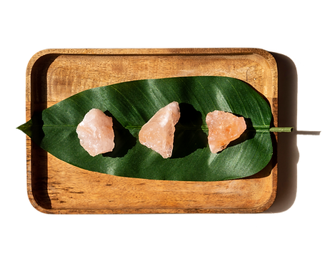 top-view-crystals-pink-himalayan-salt-green-leaf-surface.png