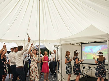Invitados de un matrimonio en Chile celebrando mientras dos personas usan el servicio de realidad virtual de VMV