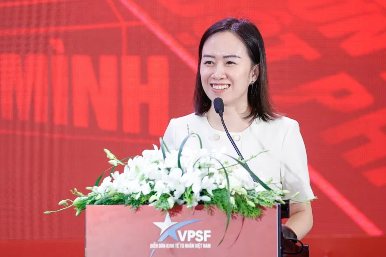 Ms. Bui Cam Van, Director of Corporate Governance at Buymed, presents at the program. Photo: Tuan Minh