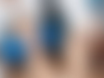 Eine lächelnde Frau auf dem Behandlungsstuhl betrachtet ihre aufgehellten Zähne in einem Handspiegel