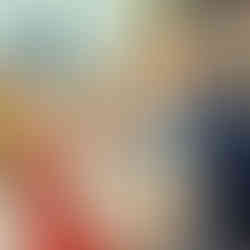 Illustration einer fröhlichen Familie mit zwei Kindern in einer stilisierten Stadtkulisse im Comic-Stil.