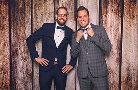 Zwei lächelnde Männer im Anzug beim Fotobox mieten Hennef.