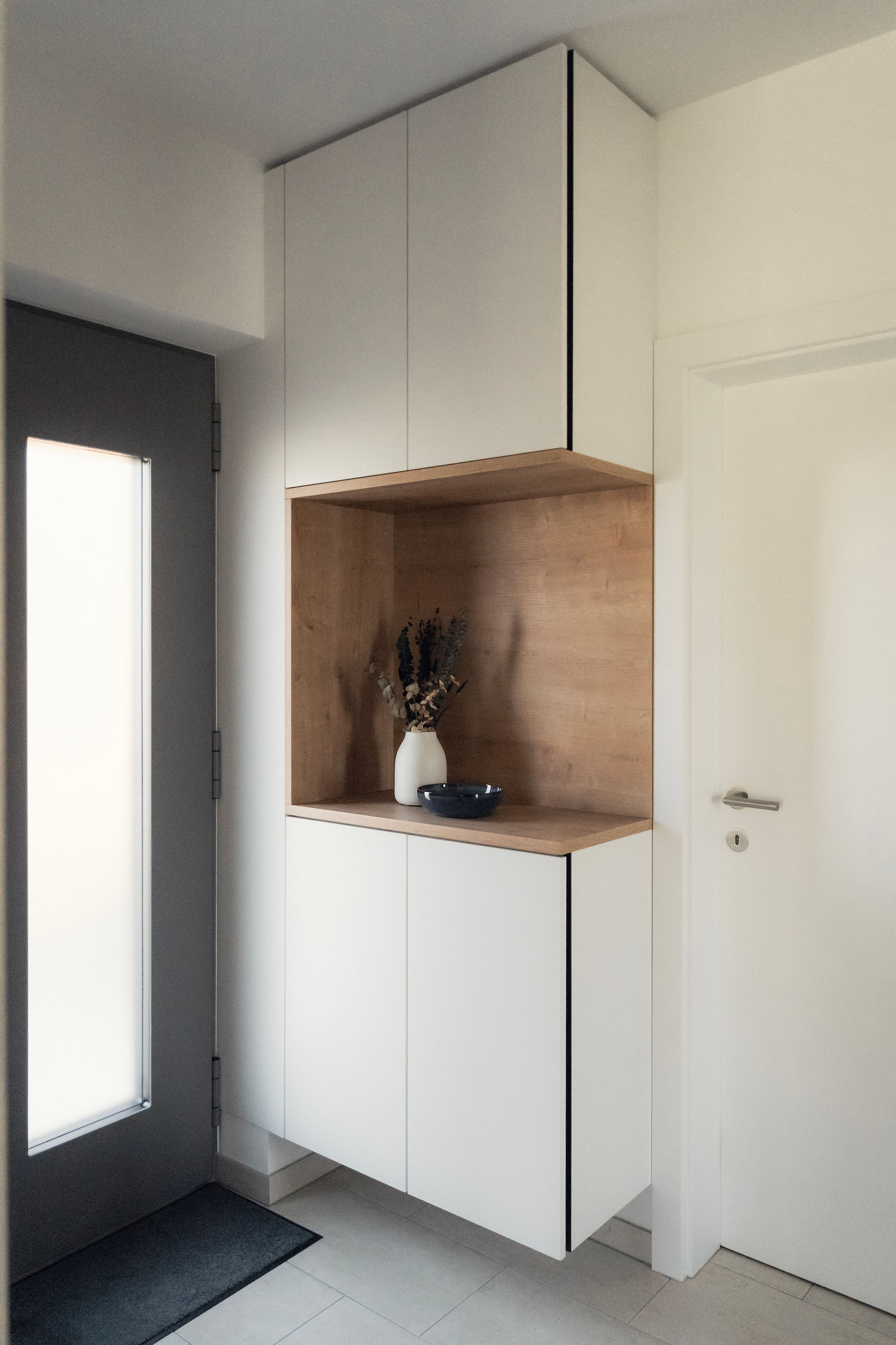 Gepolsterte Sitzbank in der Garderobe mit Stoff aus dem Essbereich
