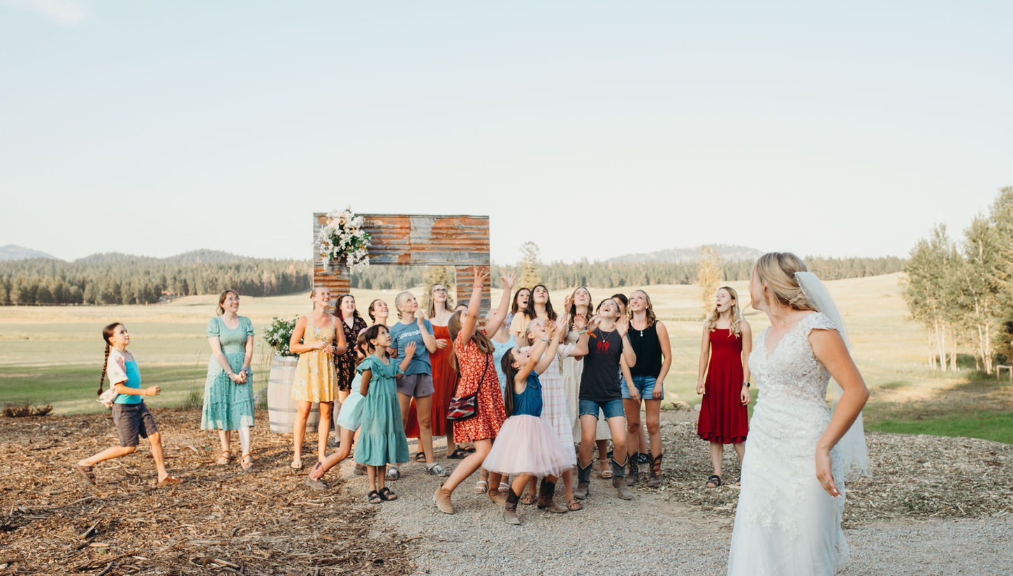bouquet toss