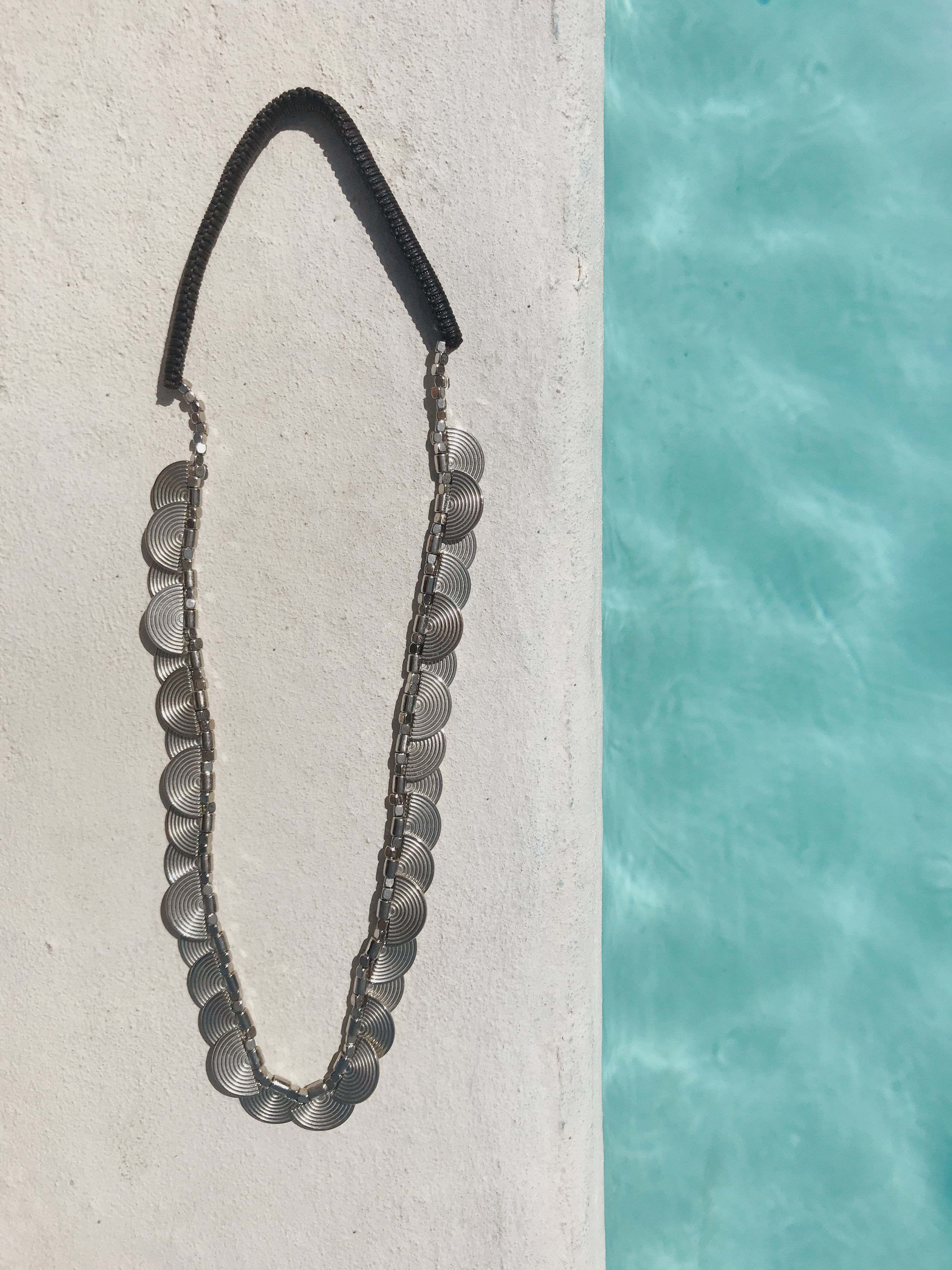 Collar medio circulo