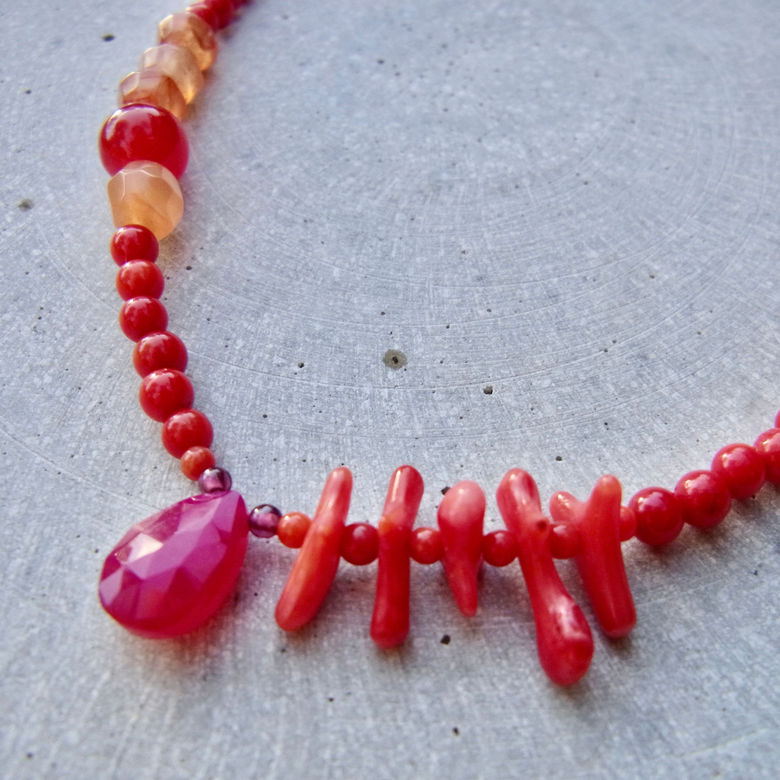 YUPPY NECKLACE/RED