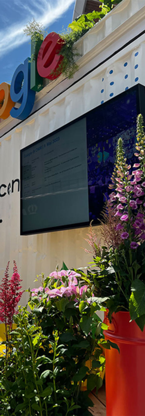 Messestand outdoor mit Containern für Youtube und Google Deutschland Messe Hamburg OMR 2023 von NEON PartmbB