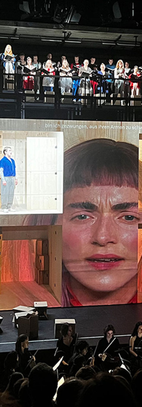 Bühnendesign mit Pappkartons und Projektion
Dido++ & Aeneas++
Professorin Waltraud Lehner für die Hochschule Musik München von NEON PartmbB aufgeführt in der Reaktorhalle