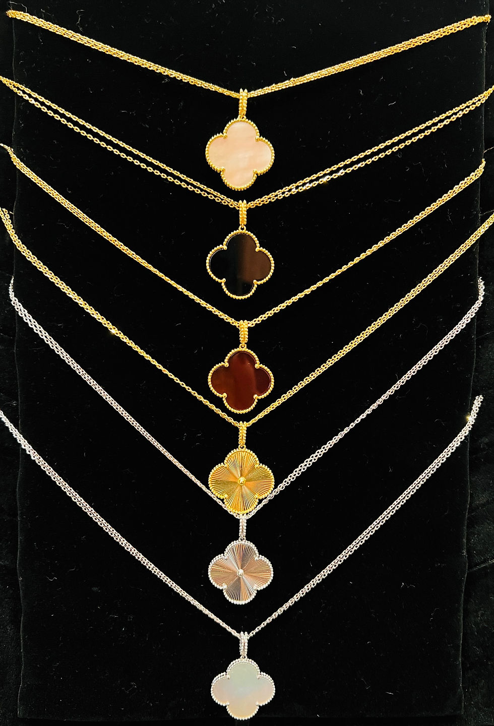 Thumbnail: Golden Red 25 mm One Clover Necklace 