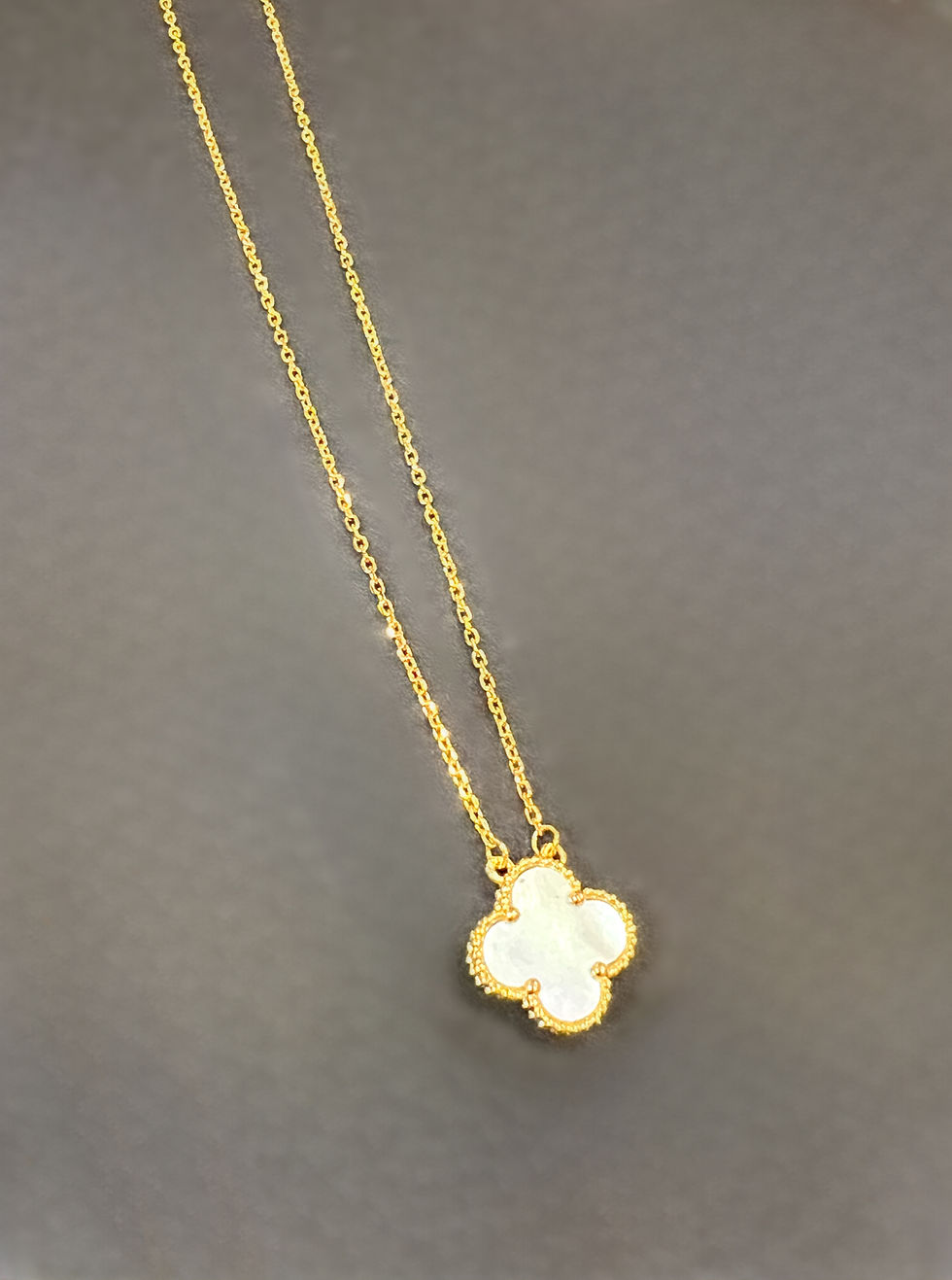 Thumbnail: Golden White Four Clover Half Set (1 clover Necklace )