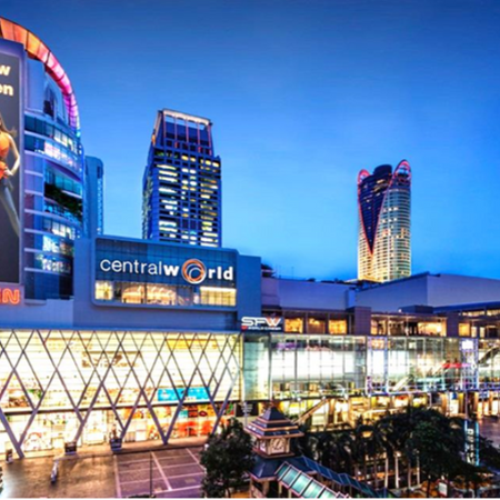 CentralWorld พลาซ่าและตึกระฟ้าในกรุงเทพฯ ในช่วงค่ำ