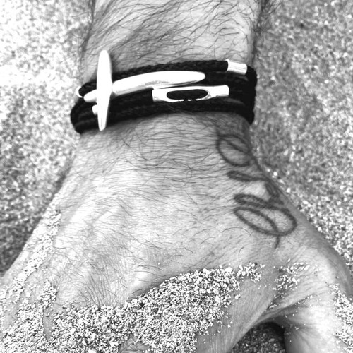 ブレスレット ARTIST KOMPLEX RYO BOWTIE RIBBON SILVER BRACELET CROSS - Sculptural Silver Wrap Bracelet | Twylem Pyper