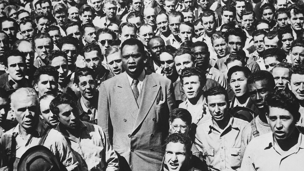 _Paul_Robeson_world_famous_Negro_baritone_leading_Moore_Shipyard_(Oakland_CA)_workers_in_s