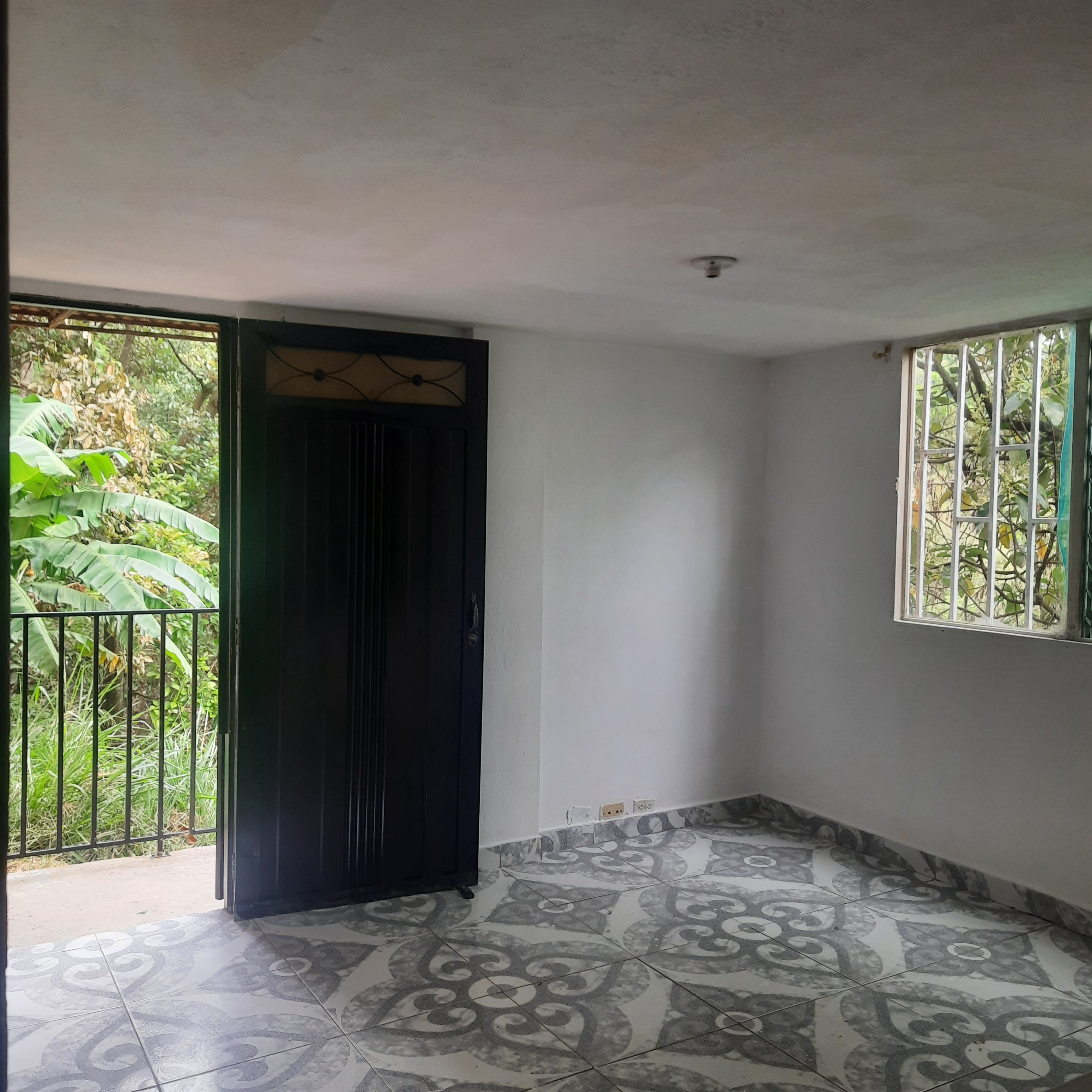ECONOMICO APARTAMENTO EN EL MIRADOR (BELLO) PRIMER PISO CON FORMA DE AMPLIACION.