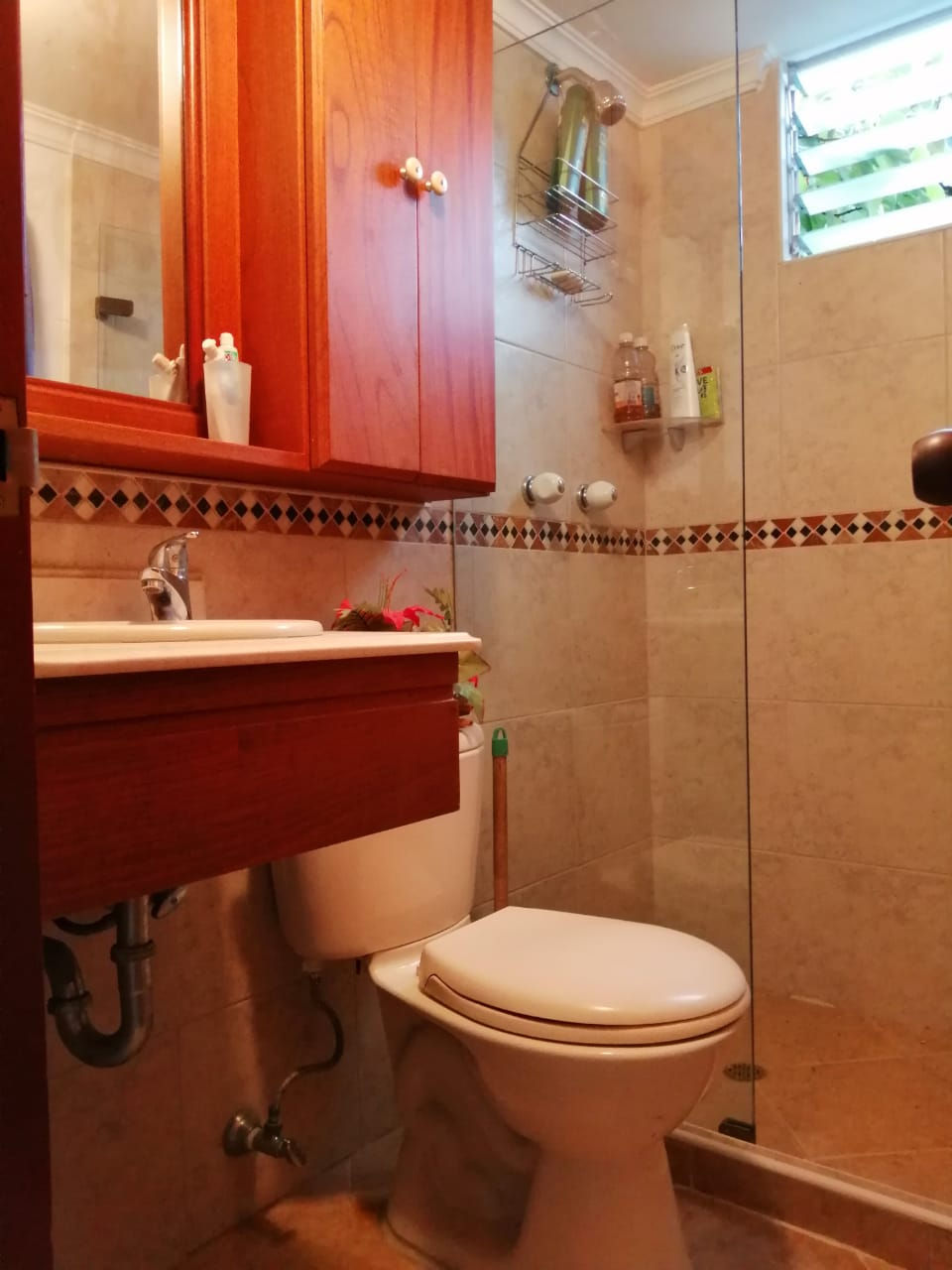 Miniatura: CASA CON BUENOS ESPACIOS EN EL BARRIO SERRAMONTE, TOTALMENTE TERMINADA Y 90 MTS