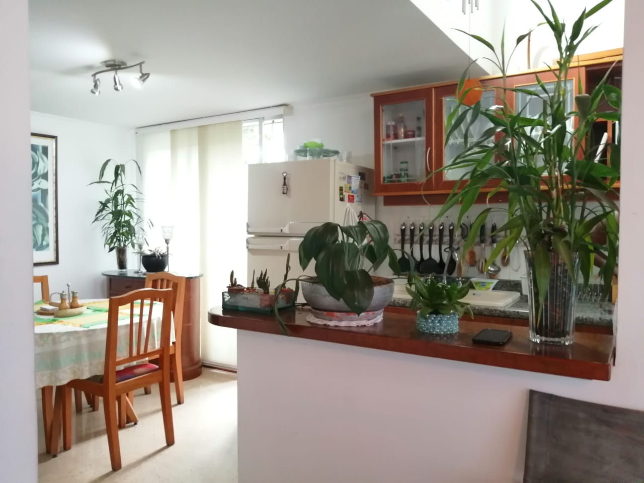 CASA CON BUENOS ESPACIOS EN EL BARRIO SERRAMONTE, TOTALMENTE TERMINADA Y 90 MTS