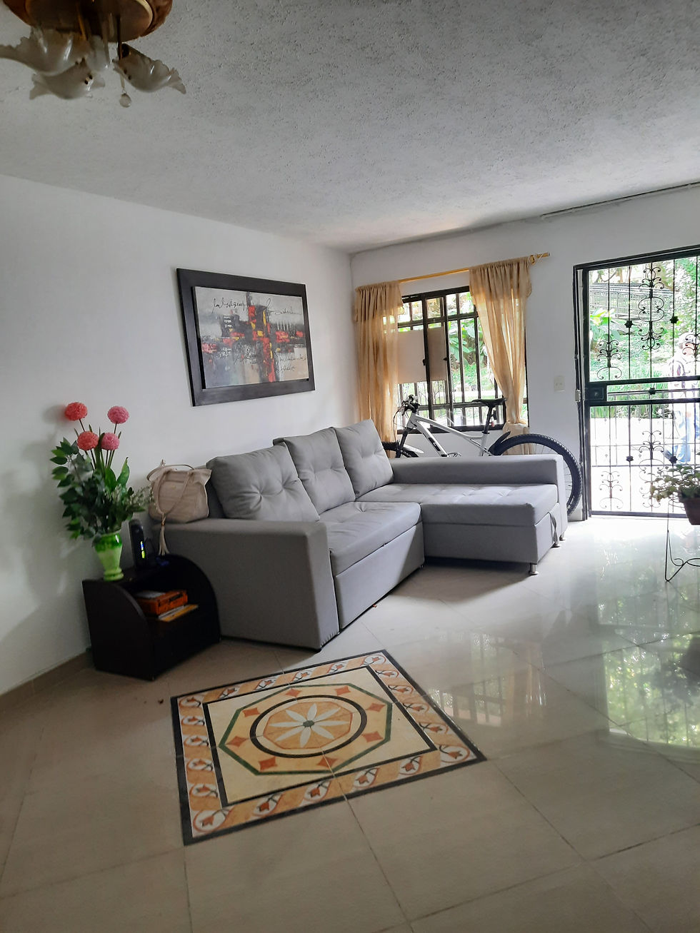 Miniatura: LINDO APARTAMENTO EN FRANCISCO A ZEA CASTILLA PRIMER PISO MUY BIEN UBICADO.