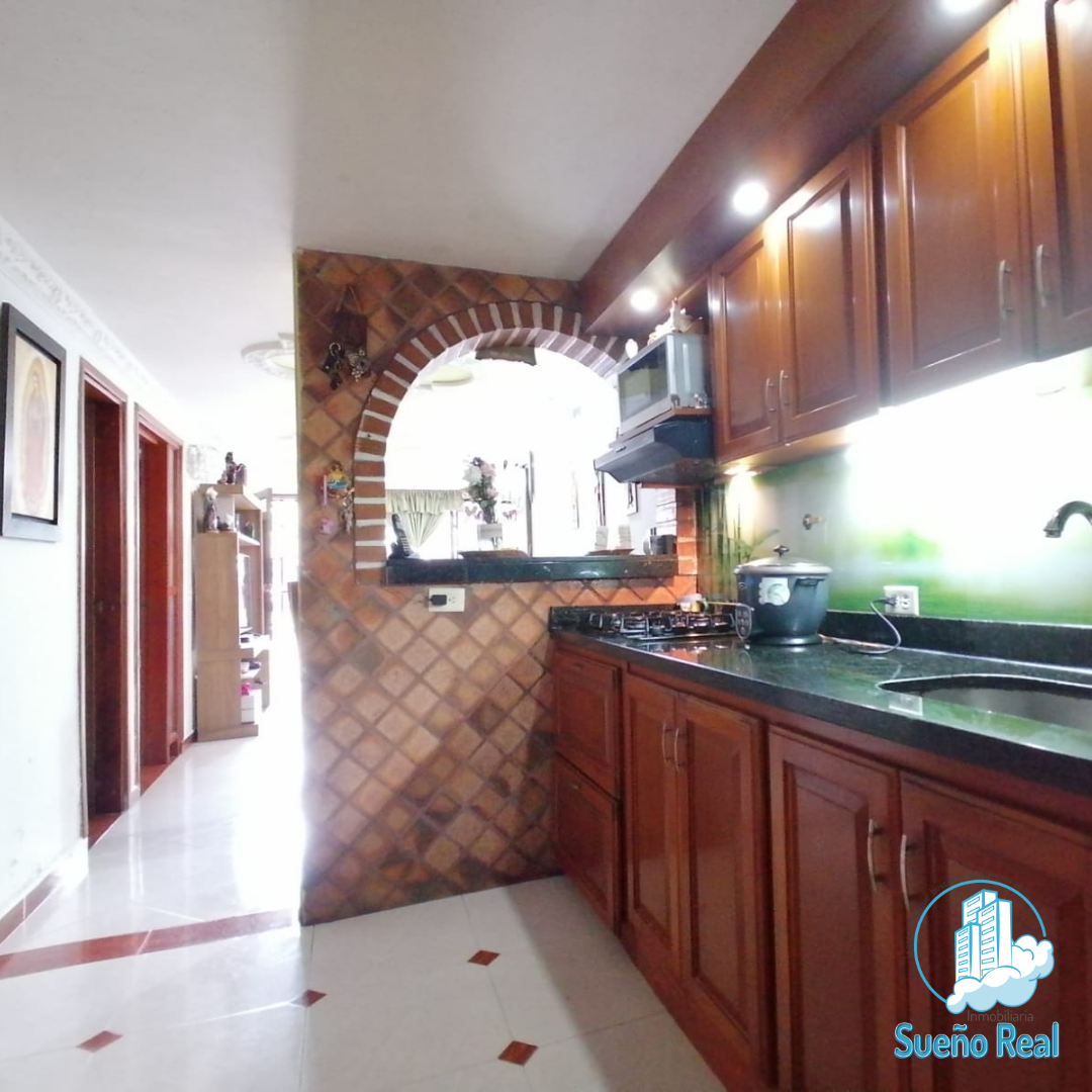 CASA 1ER PISO EN NIQUIA PARTE BAJA, CON PARQUEADERO Y 4 HABITACIONES