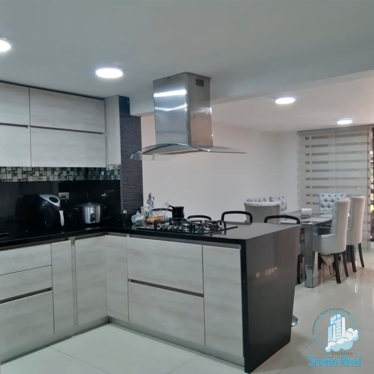 CÓDIGO AM03: AMPLIA CASA CON 4 HABITACIONES, TERRAZA Y PARQUEADERO PARA CARRO