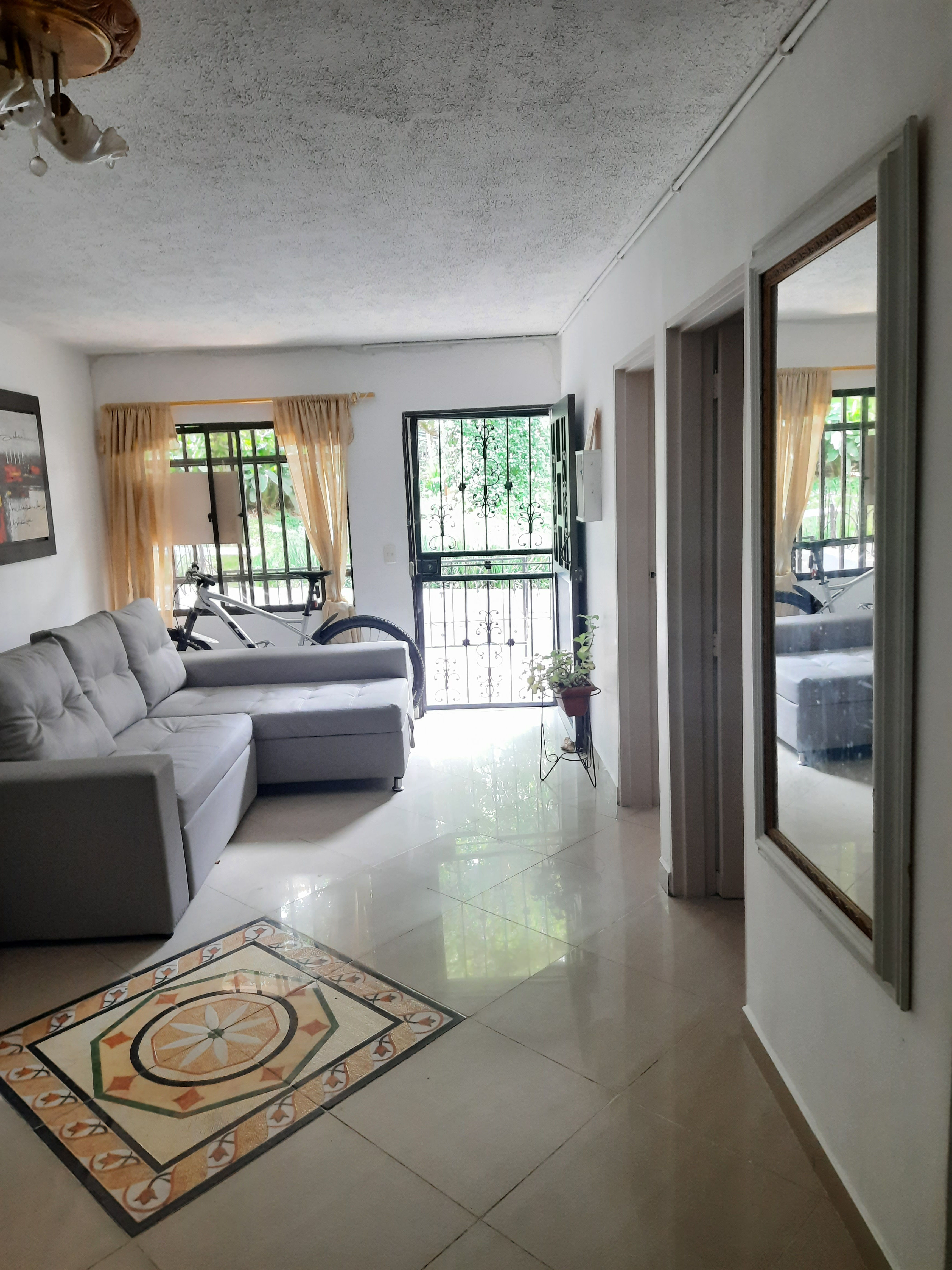 LINDO APARTAMENTO EN FRANCISCO A ZEA CASTILLA PRIMER PISO MUY BIEN UBICADO.