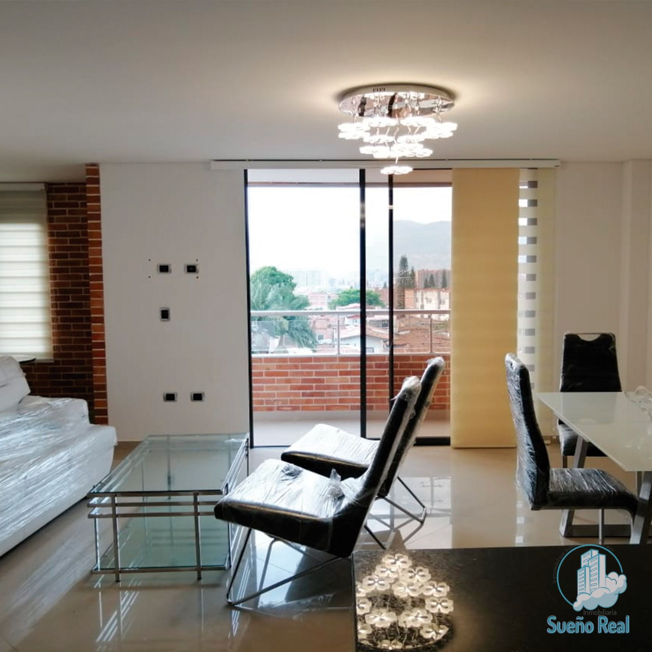 GRAN APARTAMENTO EN LUGAR EXCLUSIVO DE ENVIGADO. CERCA DEL PARQUE PRINCIPAL