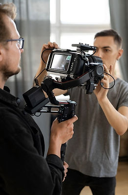 personnes-travaillant-ensemble-pour-nouveau-film_23-2149066318.jpg