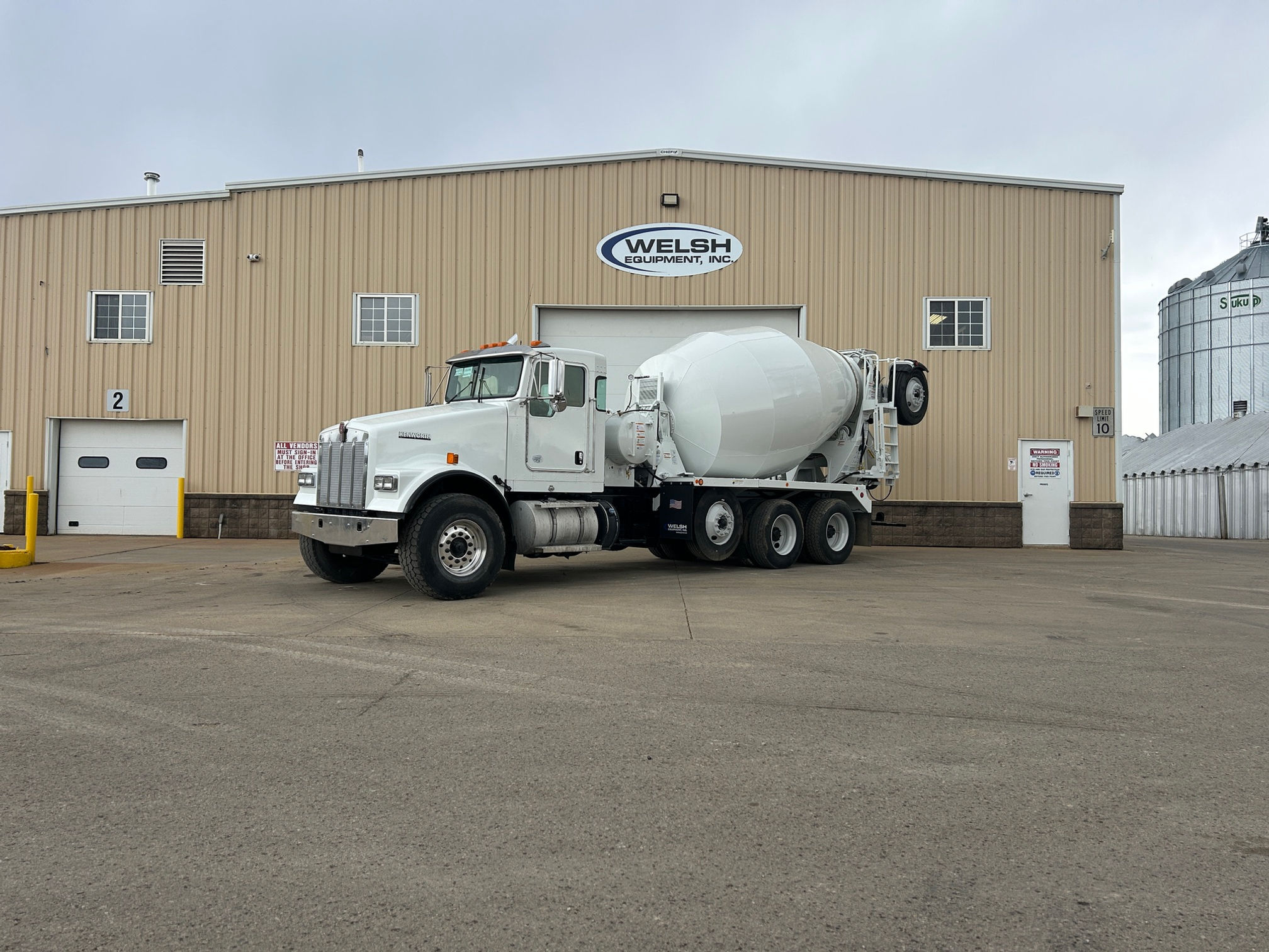(1) - 2016 Kenworth W900 w/ 11 yd MTM BridgeMaster Mixer w/ 1 Pusher