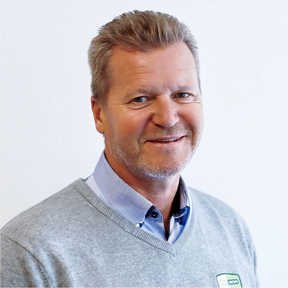 Portrett av Espen Johansen Project Engineer i lyseblå skjorte og grå genser