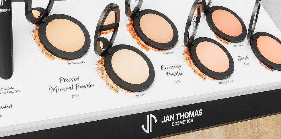 Jan Thomas Cosmetics sminkedisplay med pudder og CC-krem.