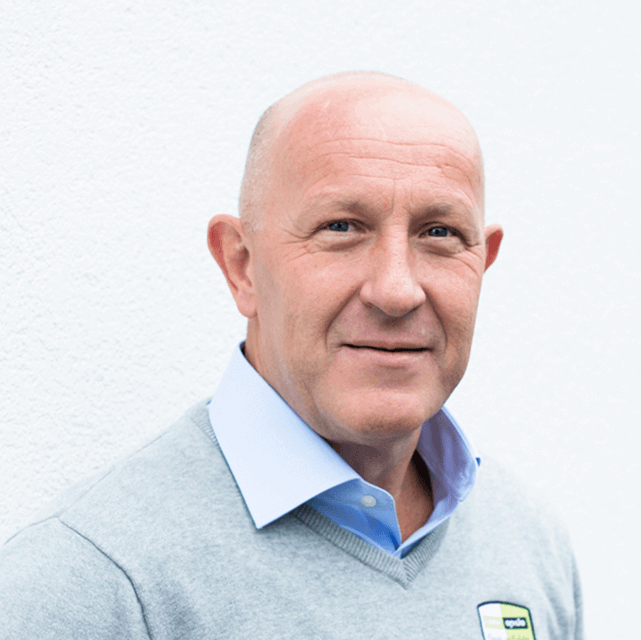 Portrett av Arild Johnsen CEO i Plexx med lys blå skjorte og grå genser.