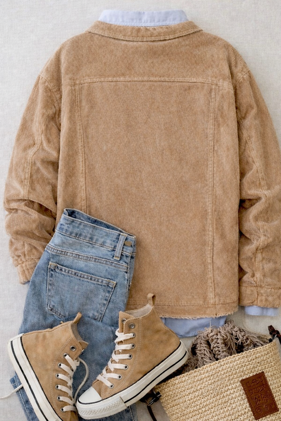 Veste femme beige personnalisée avec détail en jean recyclé au style upcyclé.