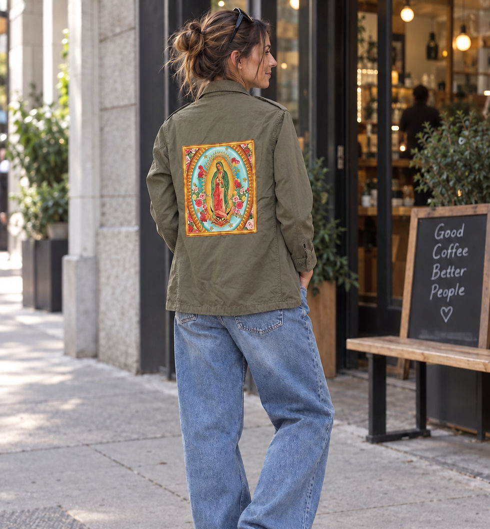 Femme portant une veste militaire kaki personnalisée avec un patch brodé Vierge de Guadalupe, jean large, devant une devantur