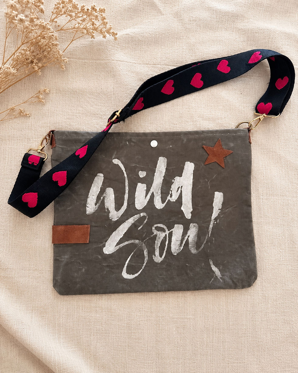 Sac pièce unique LDKORSHOP en tissu militaire vintage, écriture Wild Soul peinte à la main, étoile en cuir et sangle à cœurs