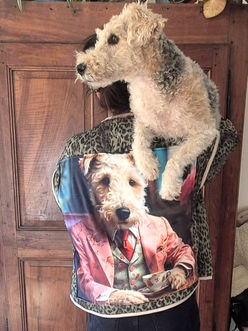 Visuel personnalisé de chien en tenue chic pour création de veste personnalisée