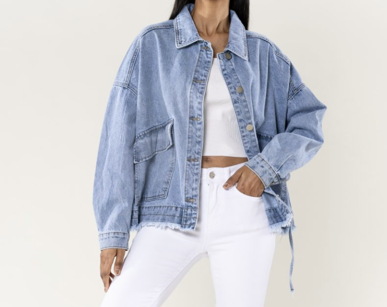 veste en jean oversize femme style streetwear  portée ouverte avec pantalon blanc 