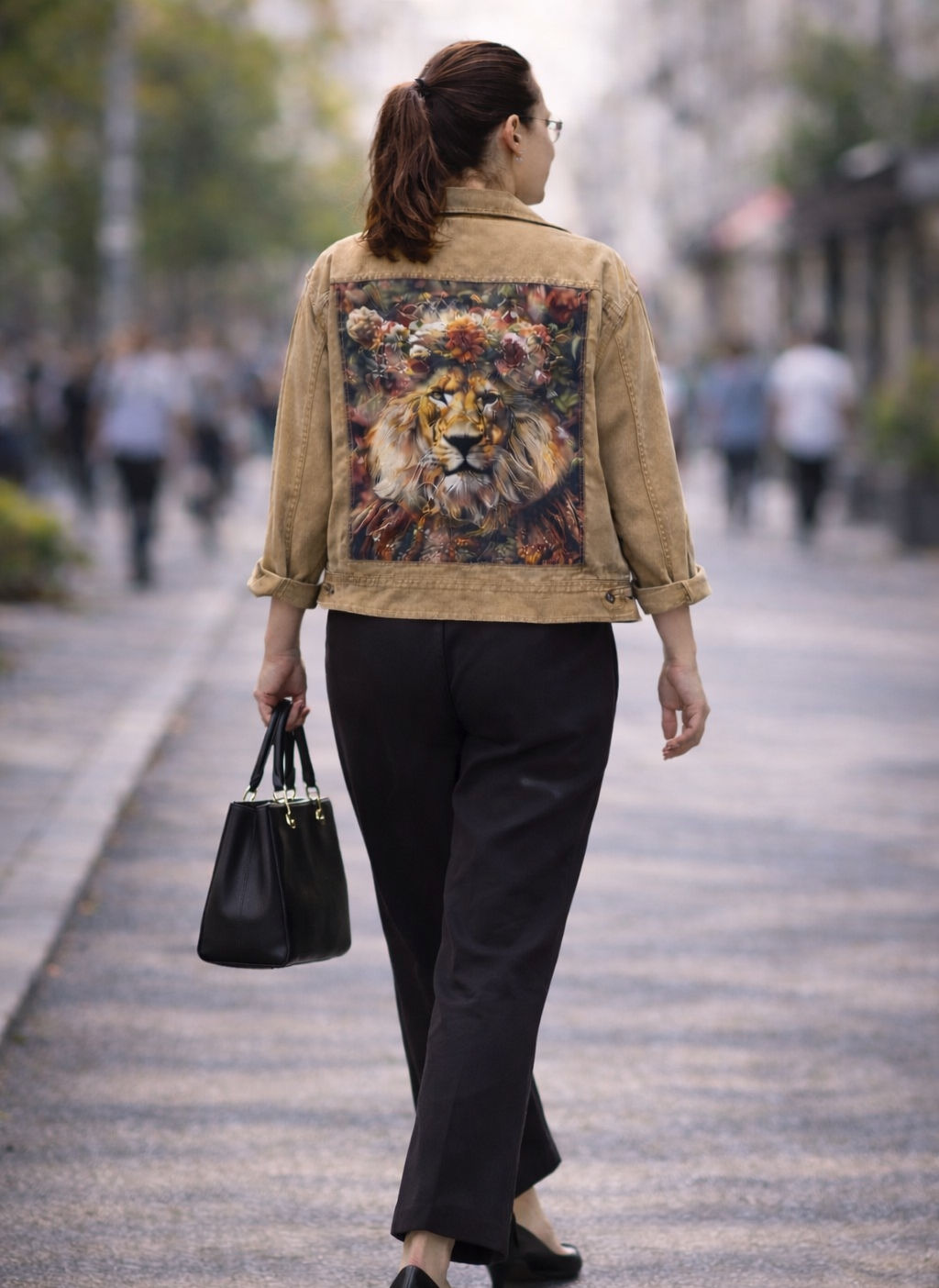 Veste jean oversize camel femme, imprimé lion au dos, portée avec un pantalon noir, look classe estival, Ldkorshop