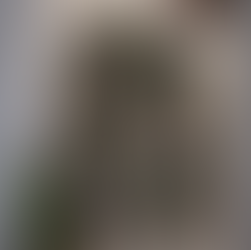 Veste militaire customisée pour femme dans un esprit mode upcyclée.