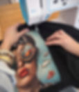 Artisane en train de coudre un visuel artistique sur une veste personnalisée dans l’atelier LDKORSHOP, création textile en upcycling.
