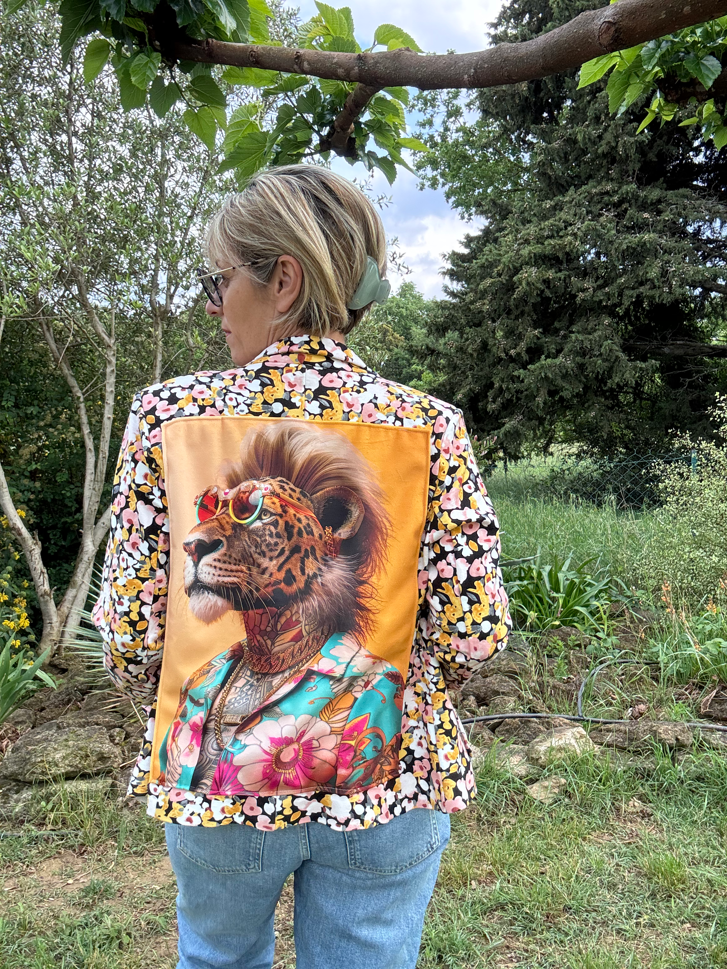 Veste seconde main customisée avec Lion Fun – création LDKORSHOP